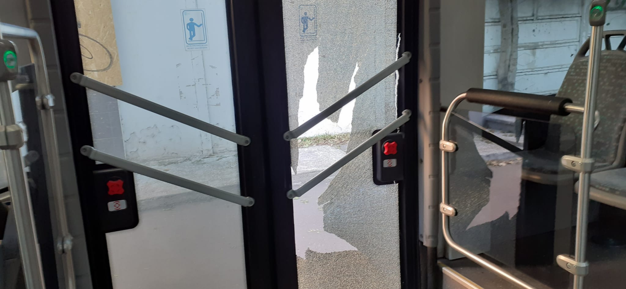 CONSTANŢA: Un autobuz CT BUS a fost vandalizat. Imagini exclusive