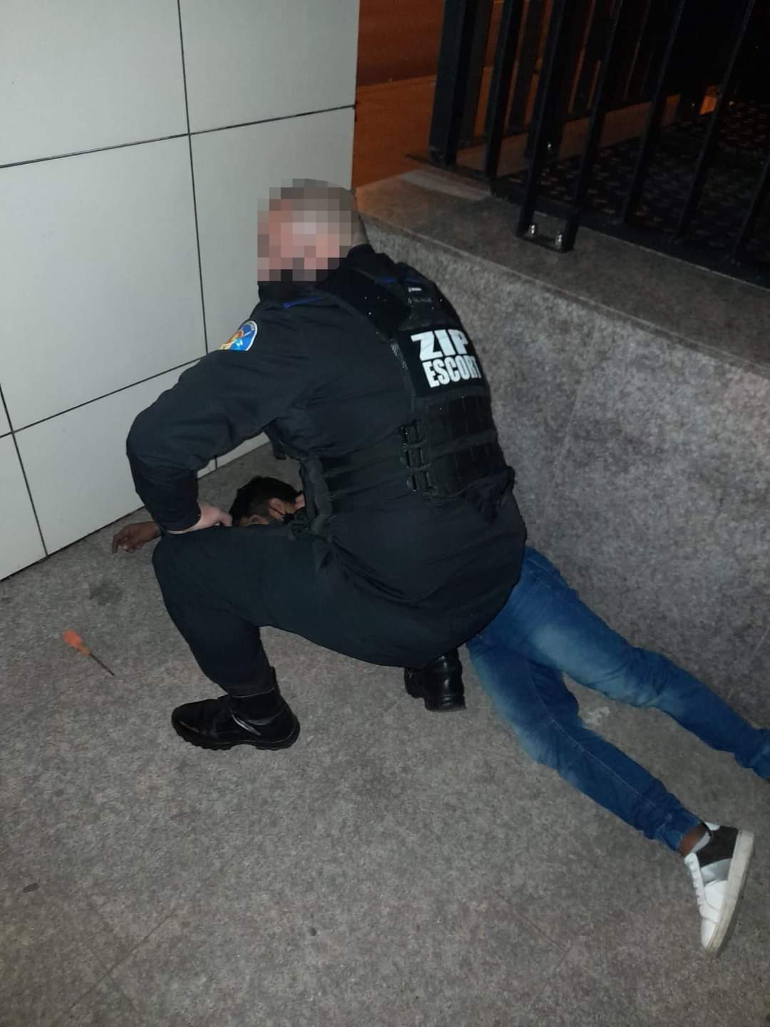 CONSTANŢA: Un bărbat a fost prins la furat cupru de pe clădirea OCPI