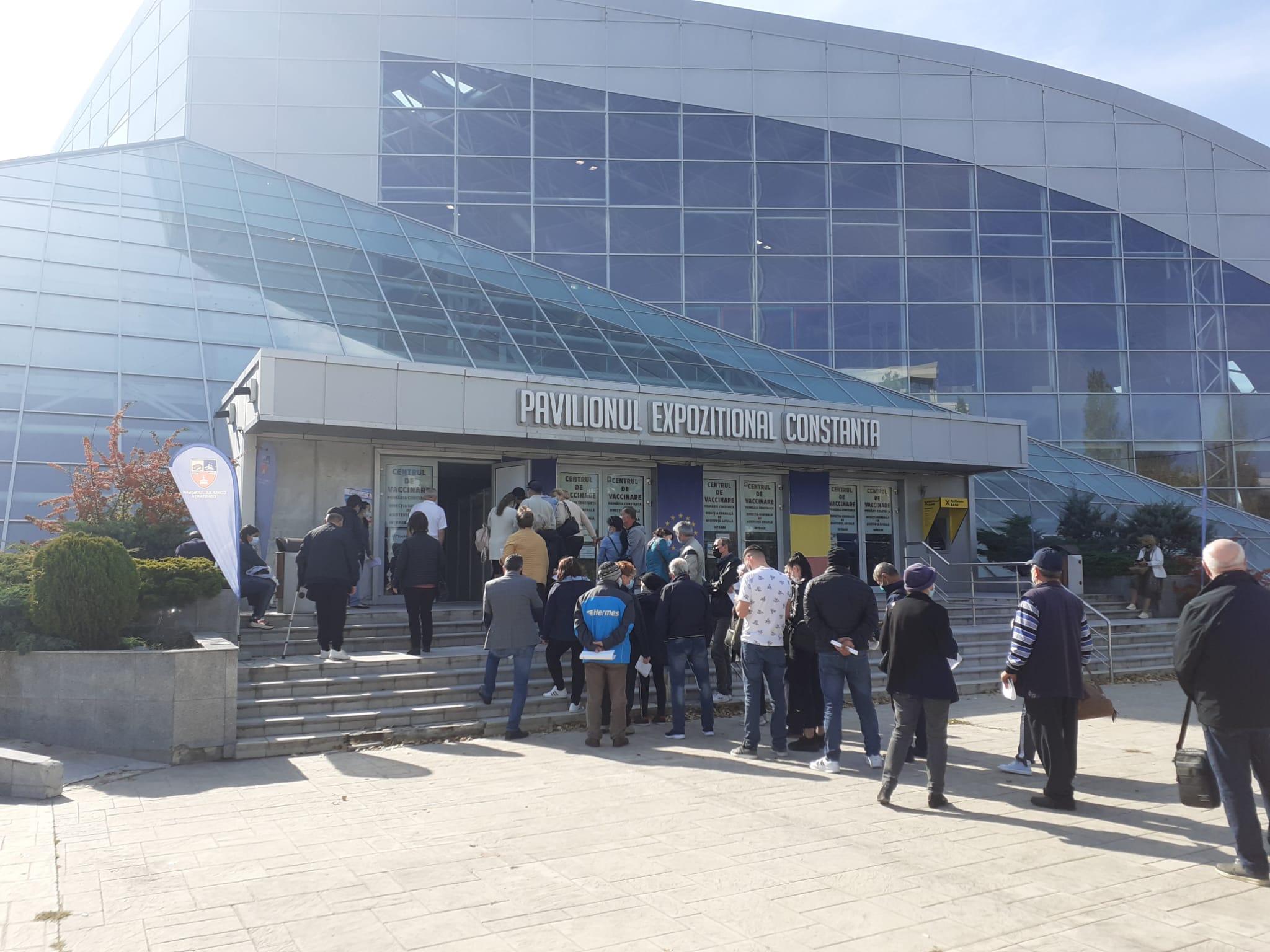 FOTO. COADĂ la centrul de VACCINARE de la Pavilionul Expozițional