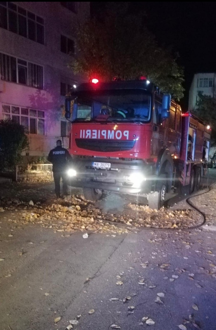 TULCEA: O adolescentă a sărit de la etajul al patrulea al unui imobil, pentru a se salva dintr-un incendiu