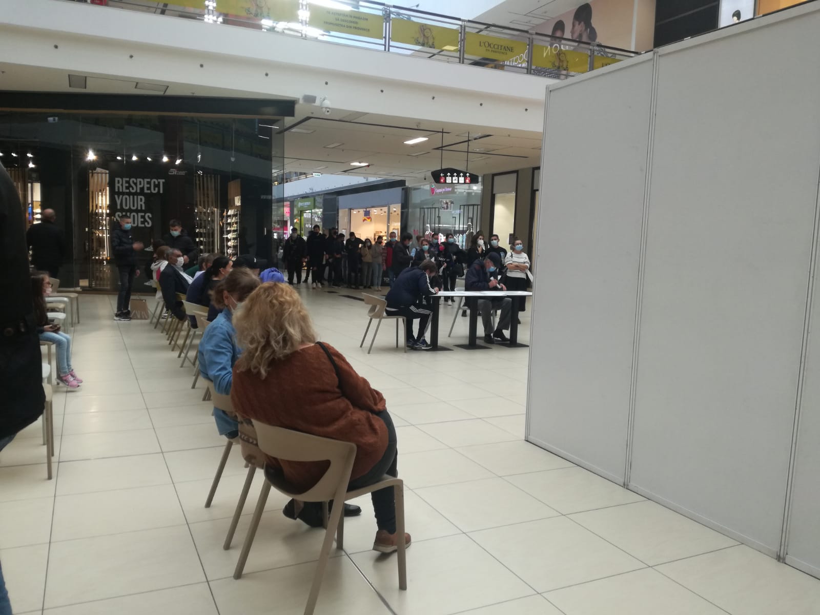 Coadă la punctul de vaccinare amenajat într-un mall din Constanţa