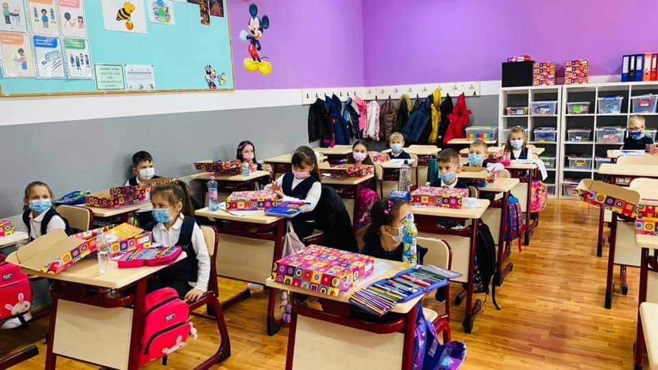 NĂVODARI: Pachete cu cărți pentru elevi