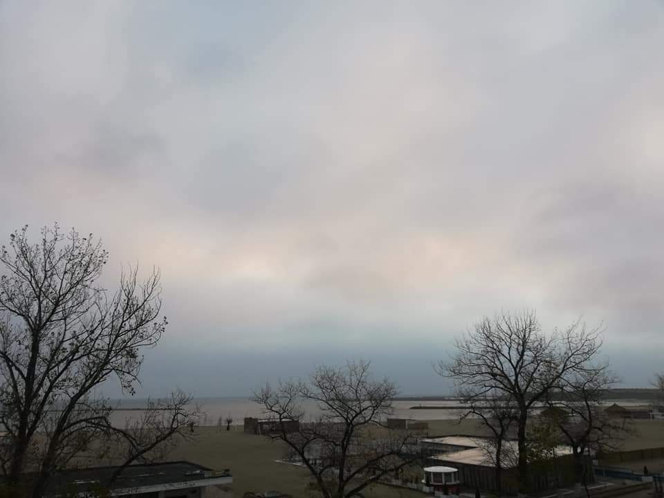 Vreme caldă, în general închisă, sâmbătă, în Dobrogea și pe litoral