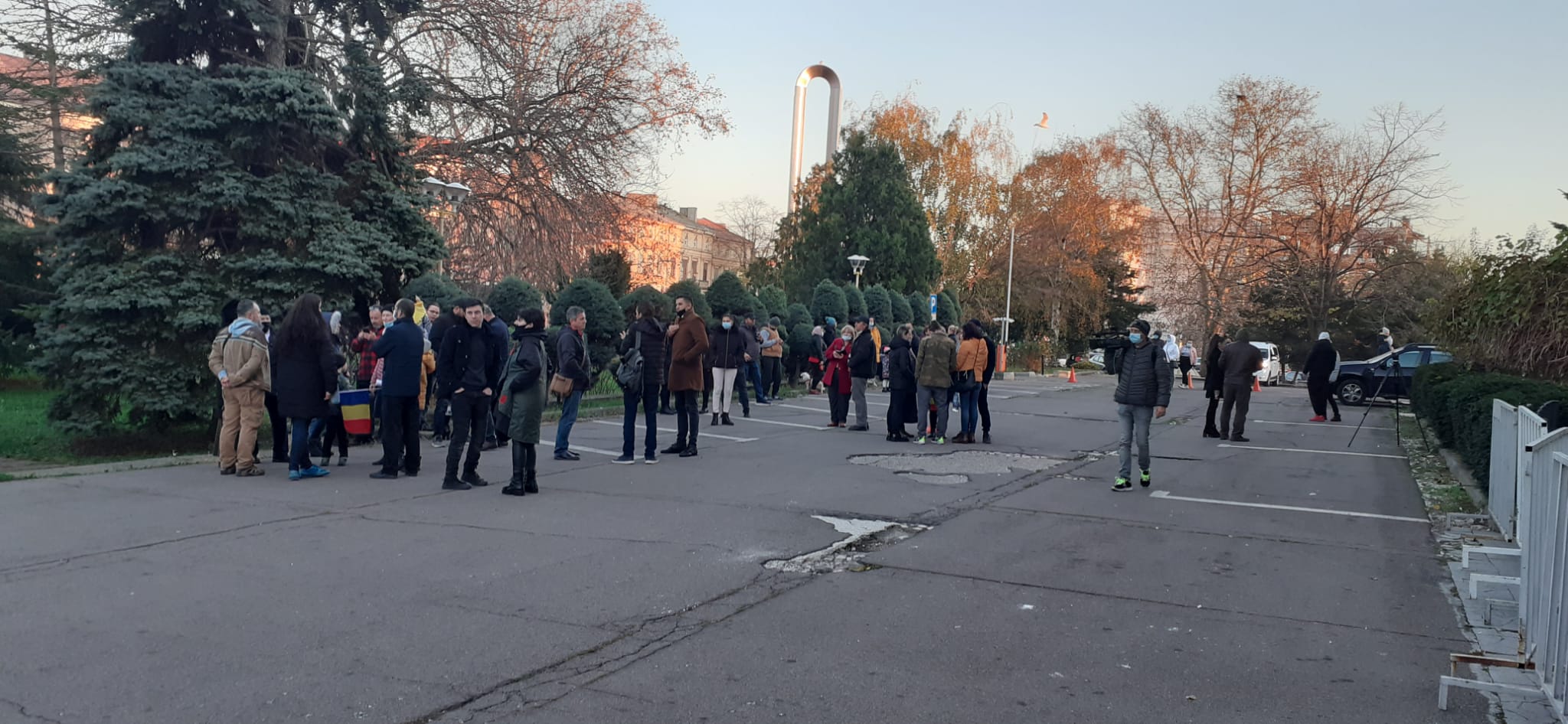 CONSTANȚA: Protest în fața Prefecturii. Sunt vizate măsurile care prevăd utilizarea certificatului verde