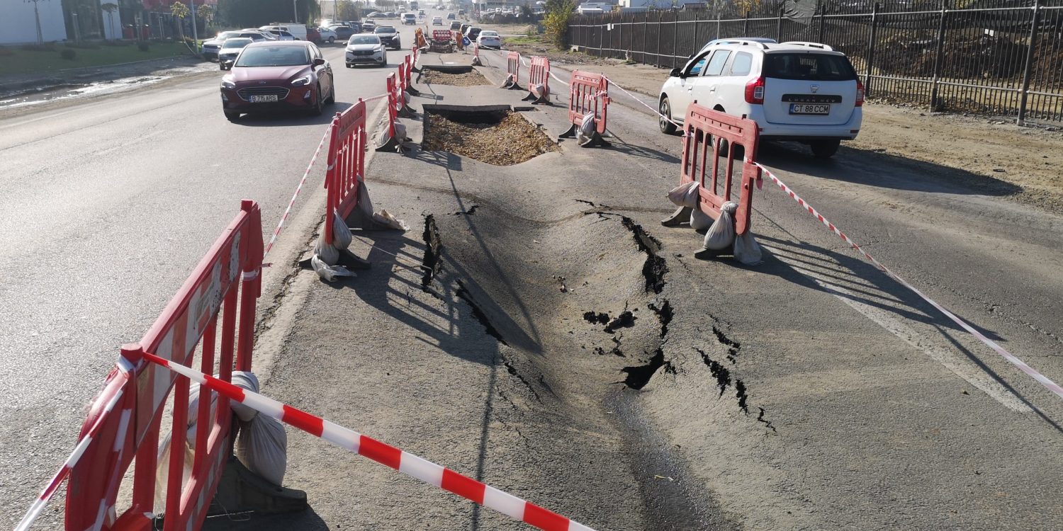 CONSTANȚA/FOTO: Avaria majoră survenită săptămâna trecută la o conductă de apă de pe bulevardul Aurel Vlaicu a dus la surparea unei porțiuni a carosabilului