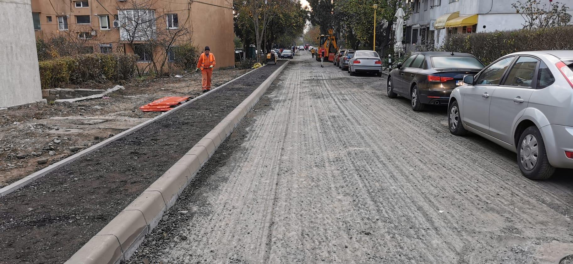 CONSTANŢA: Continuă lucrările de modernizare a infrastructurii pietonale și rutiere în cartierul Km 4-5