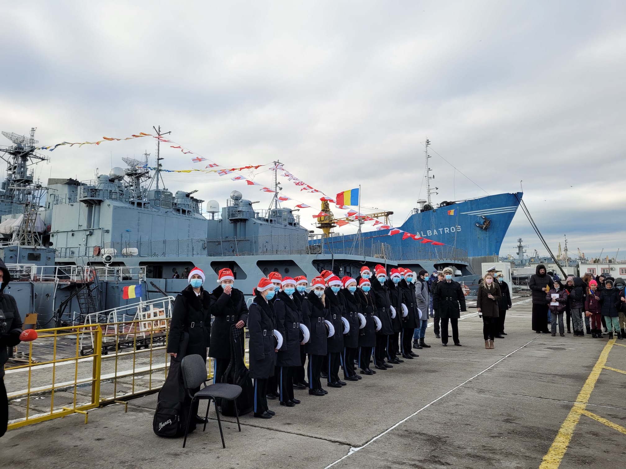 CONSTANŢA: Moş Crăciun-Scafandru soseşte marţi din largul Mării Negre în portul militar