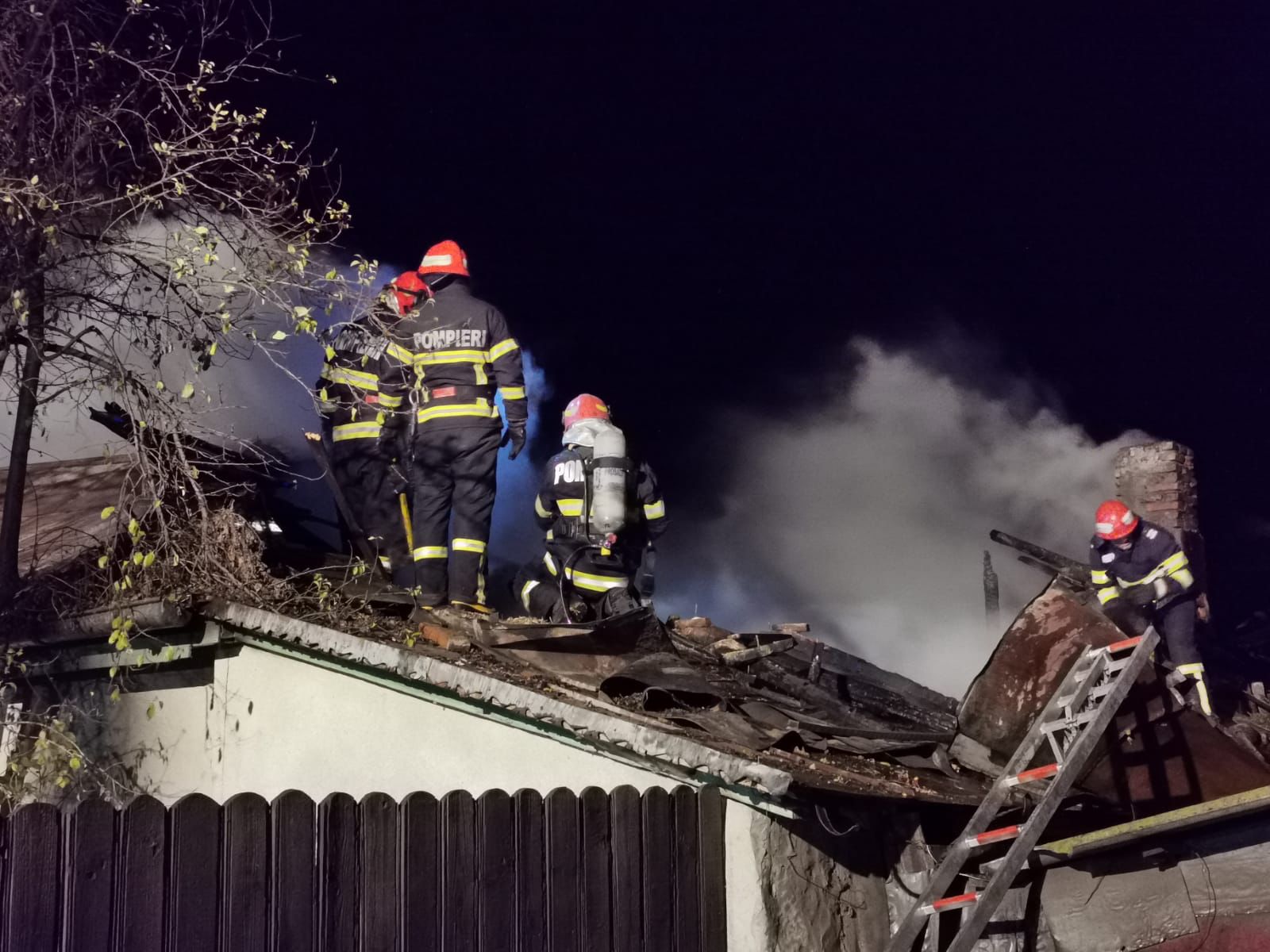 Județul TULCEA/FOTO: Casă distrusă de un incendiu. Un bărbat a fost rănit