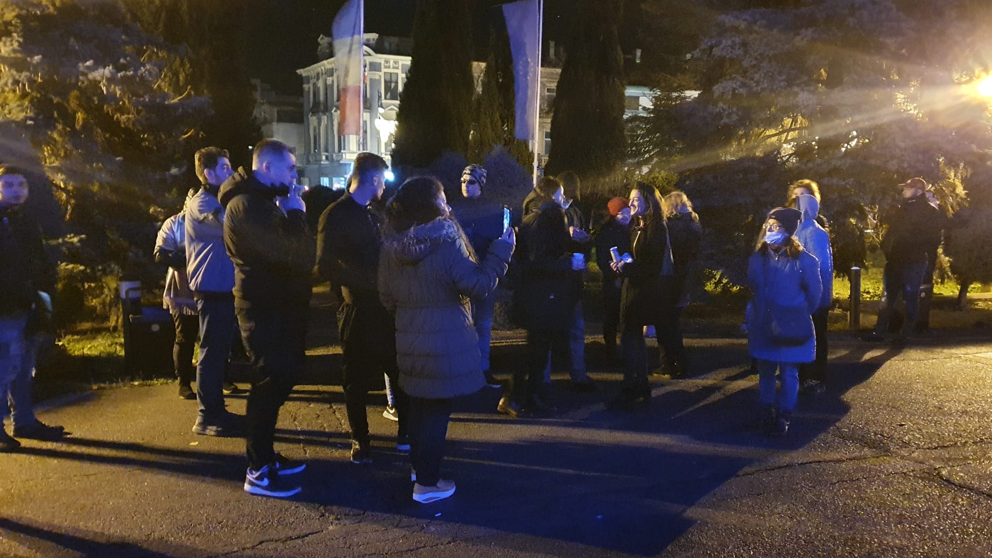 CONSTANȚA: Protest în fața Prefecturii. Se cere anularea deciziei prin care accesul la Târgul de Crăciun se face pe baza certificatului verde