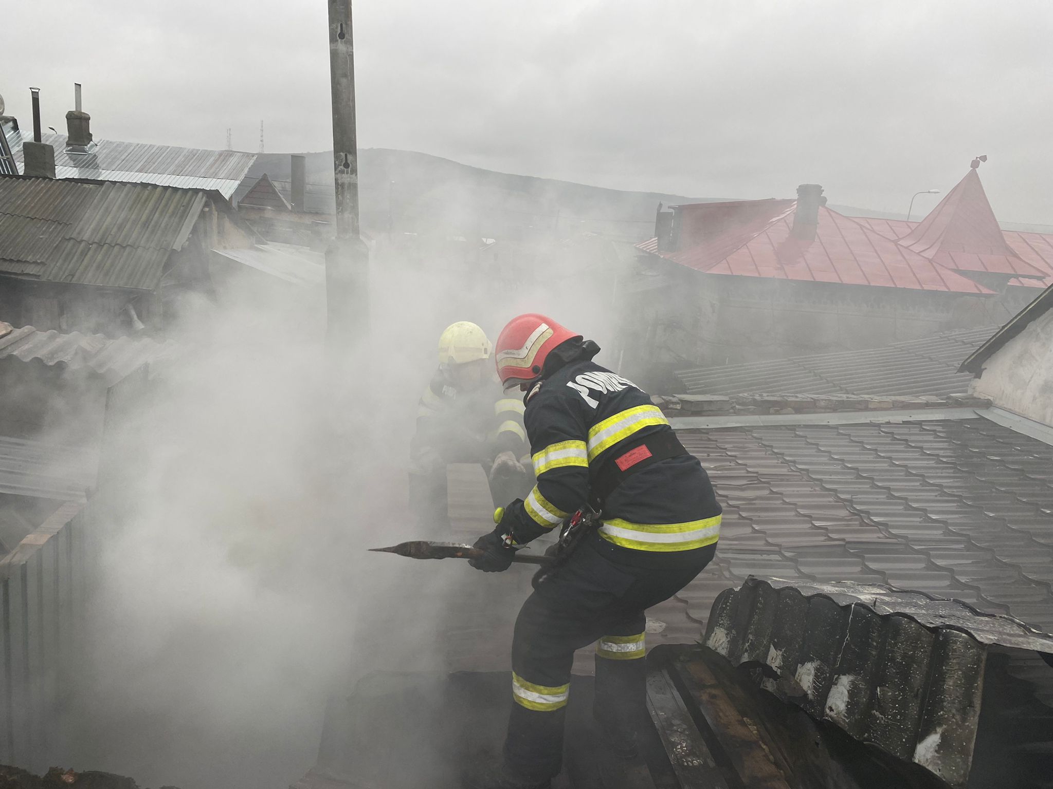 TULCEA/FOTO: Incendiu la o locuință, generat de un coș de fum