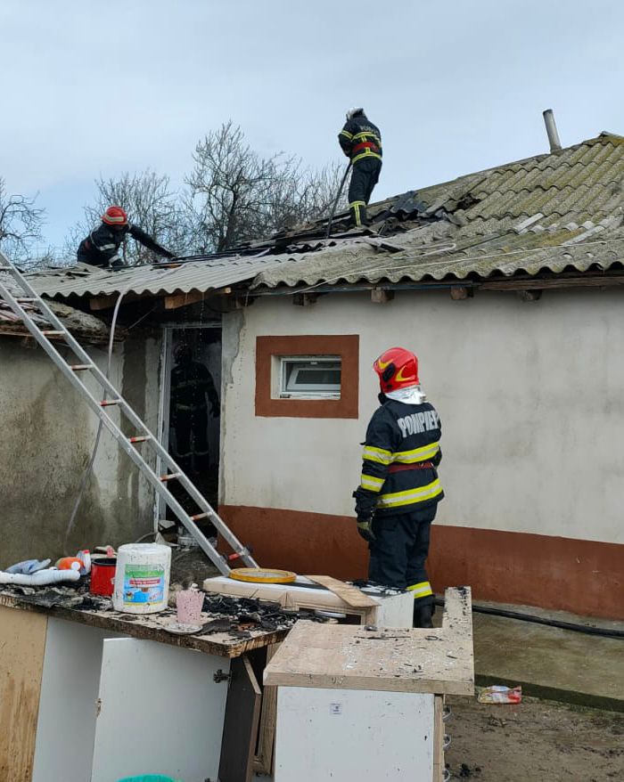 Județul TULCEA/FOTO: Incendiu la o dependință a unei case