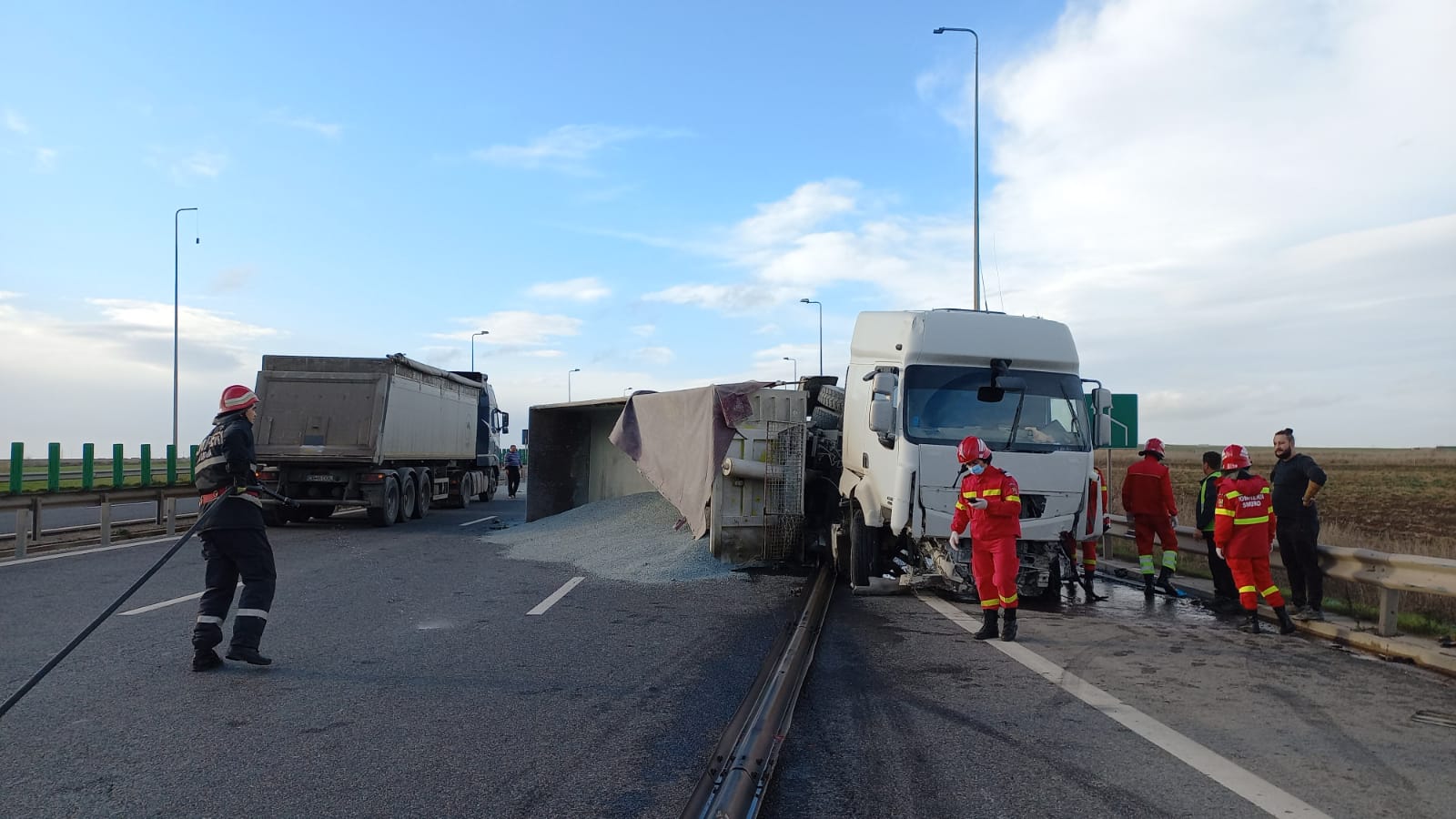 CONSTANȚA/FOTO: Accident pe A4. Două camioane s-au ciocnit, unul a luat foc