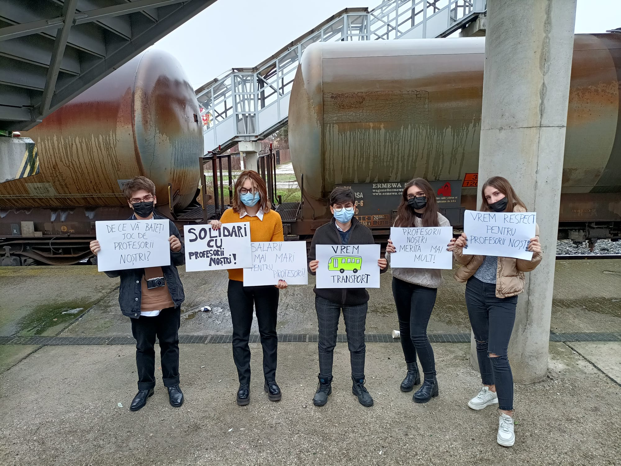 Mai mulți copii navetiști au rămas blocați cu trenul în stația Sărulești