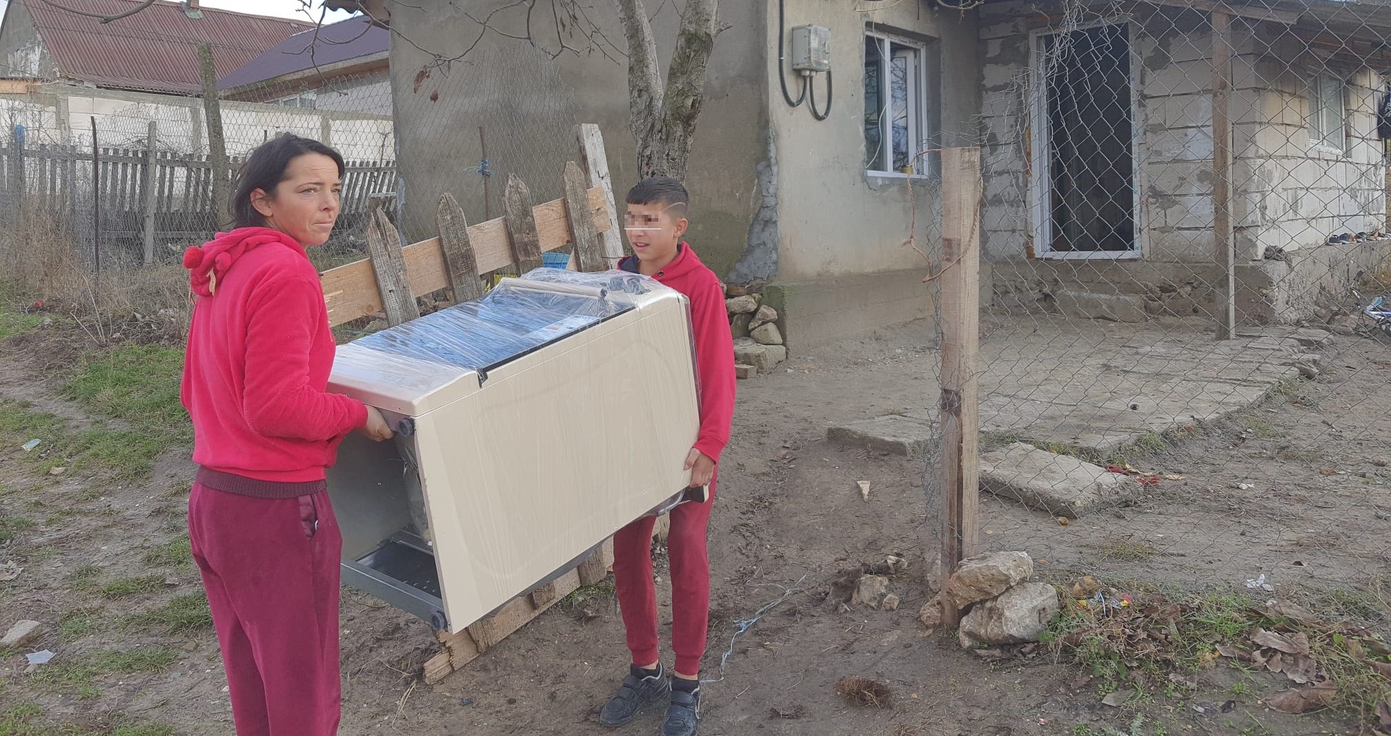 „Pe urmele lui Moş Crăciun“ | Campanie de ajutorare a unei familii din Nazarcea