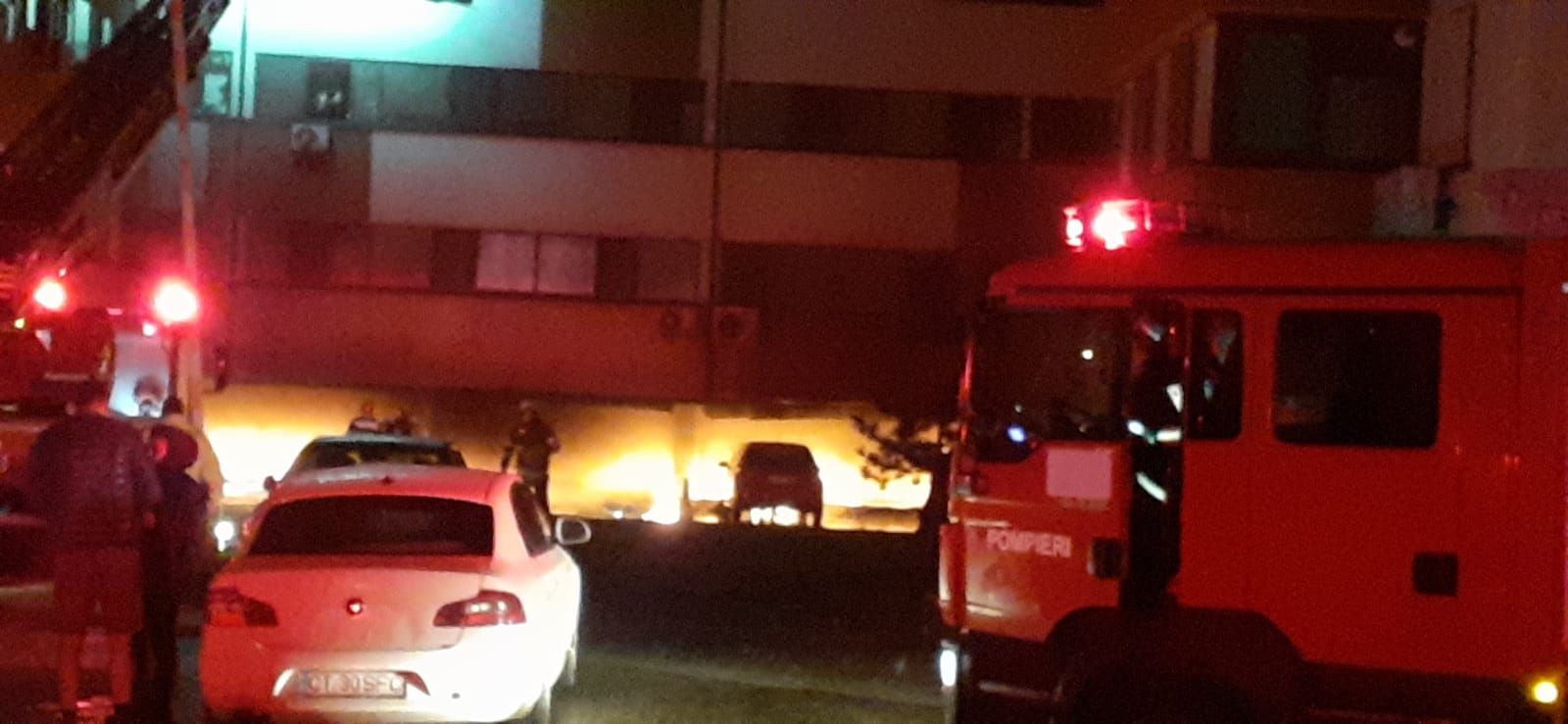 FOTO. Incendiu puternic în subsolul unui bloc din Constanța. Locatarii au fost EVACUAȚI
