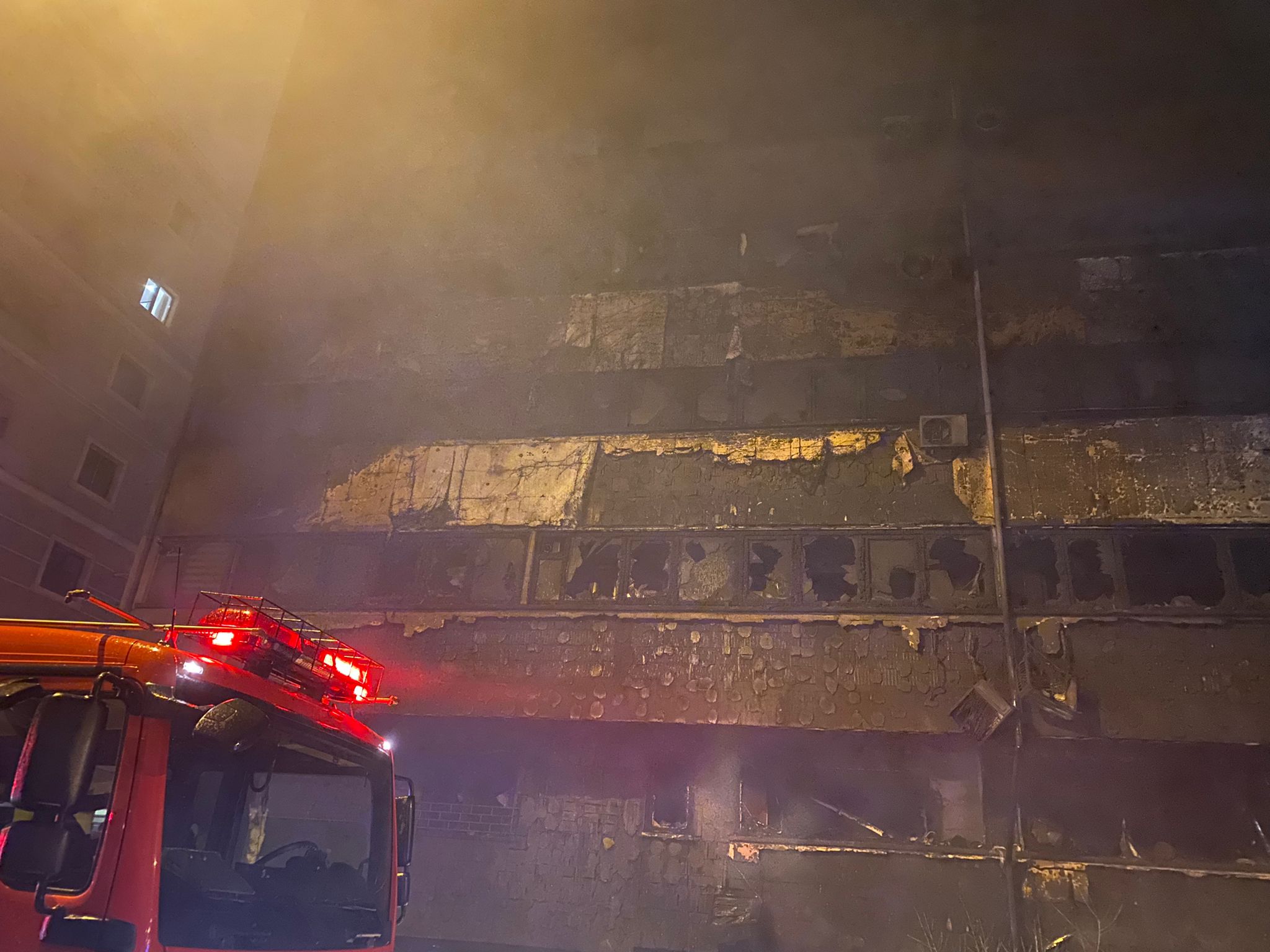 CONSTANŢA: Opt răniţi, sute de persoane evacuate şi zeci de autovehicule distruse, în urma incendiului de azi-noapte