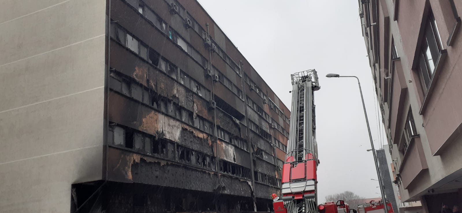 CONSTANȚA: 23 de apartamente, puse temporar la dispoziţia familiilor din blocul distrus de incendiu
