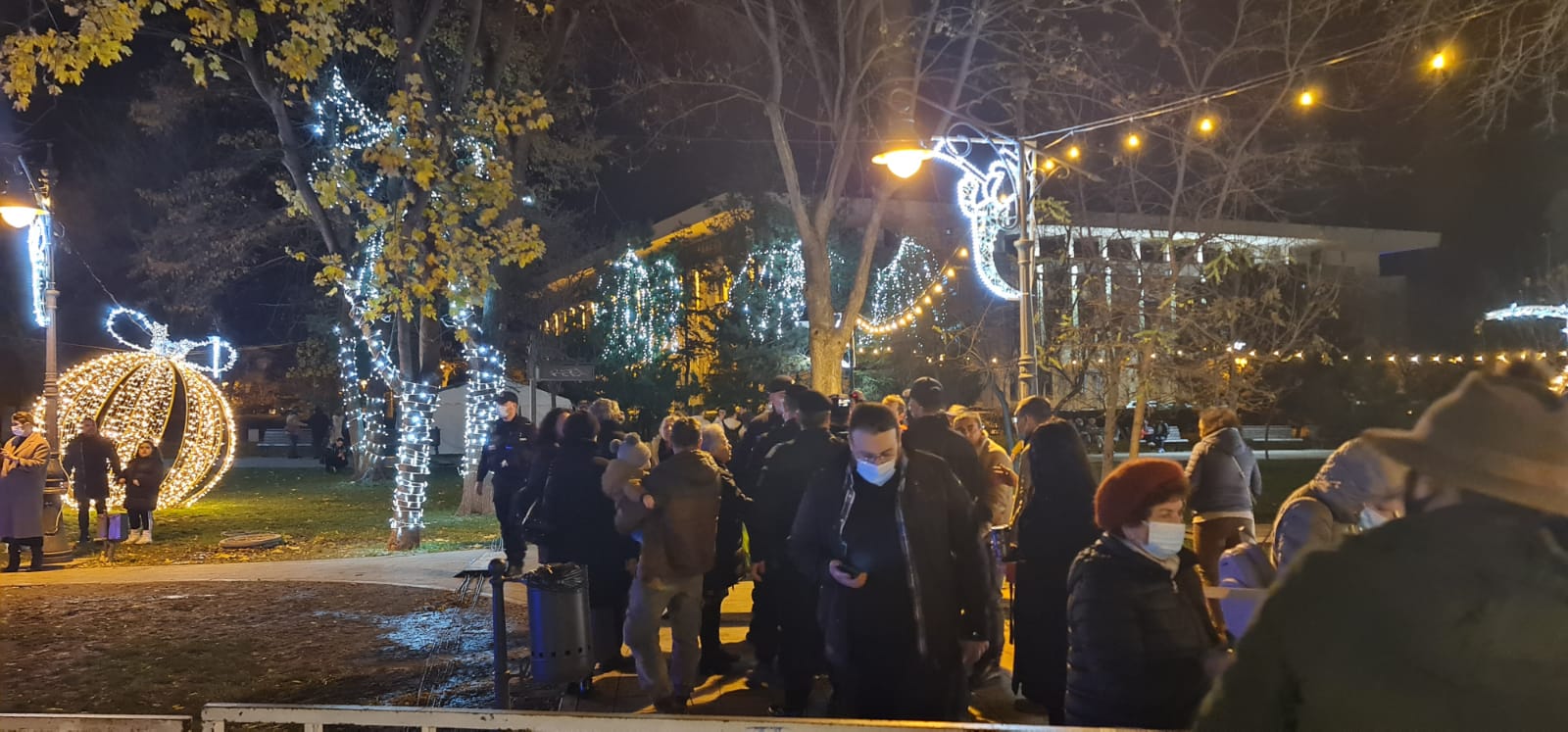 CONSTANȚA: Incident generat de certificatul verde la Târgul de Crăciun. Mai multe persoane s-au încăierat cu forțele de ordine