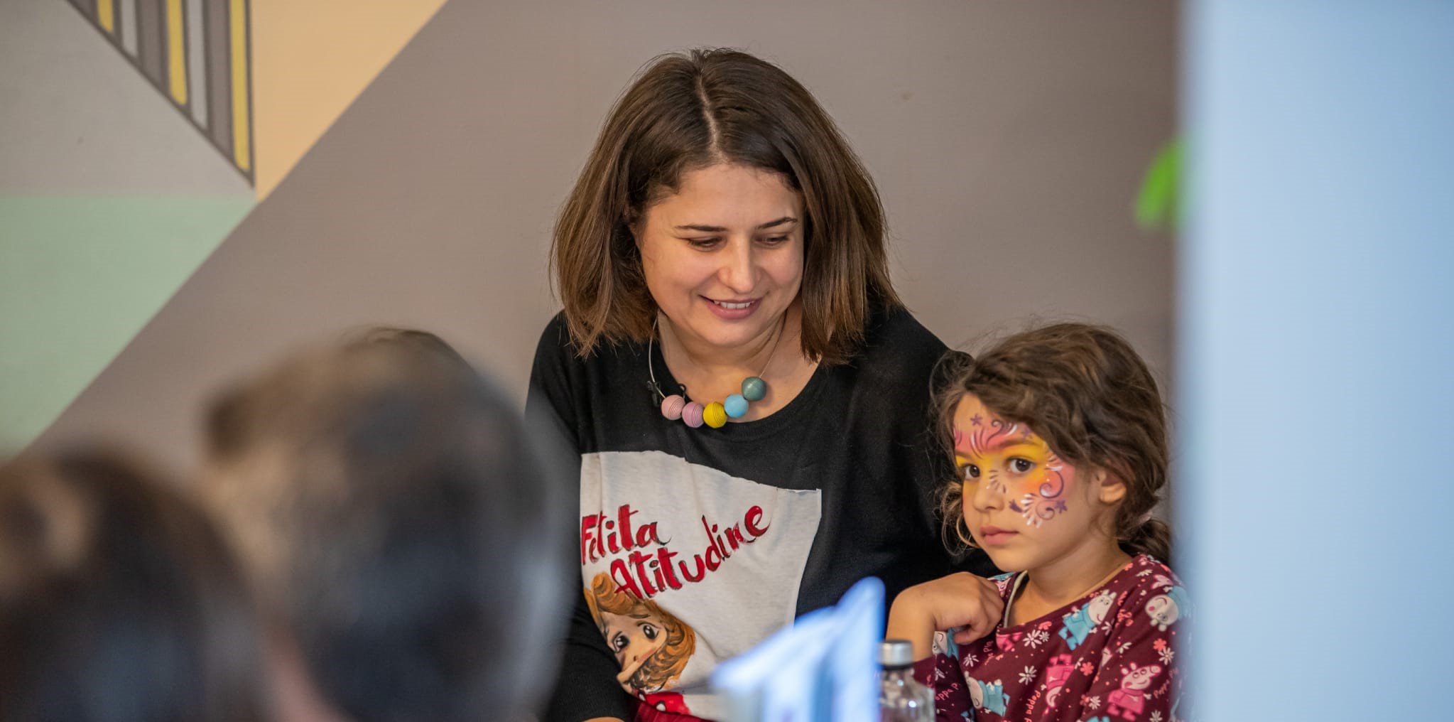INTERVIU | Oana Yucel, autoare de cărţi pentru copii: „La întrebarea «Ce înseamnă fericirea pentru tine?» Eda mi-a răspuns că fericirea este iubire, o îmbrățișare, un zâmbet și …o brioșă“
