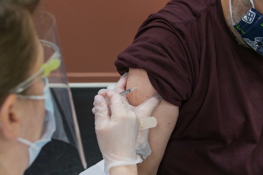 Sute de constănțeni s-au vaccinat cu noua variantă a serului împotriva COVID