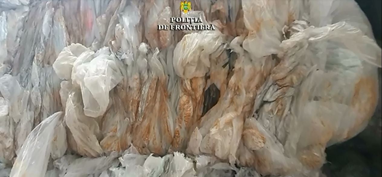 VIDEO. 38 de tone de deşeuri plastice descoperite în Portul Constanța