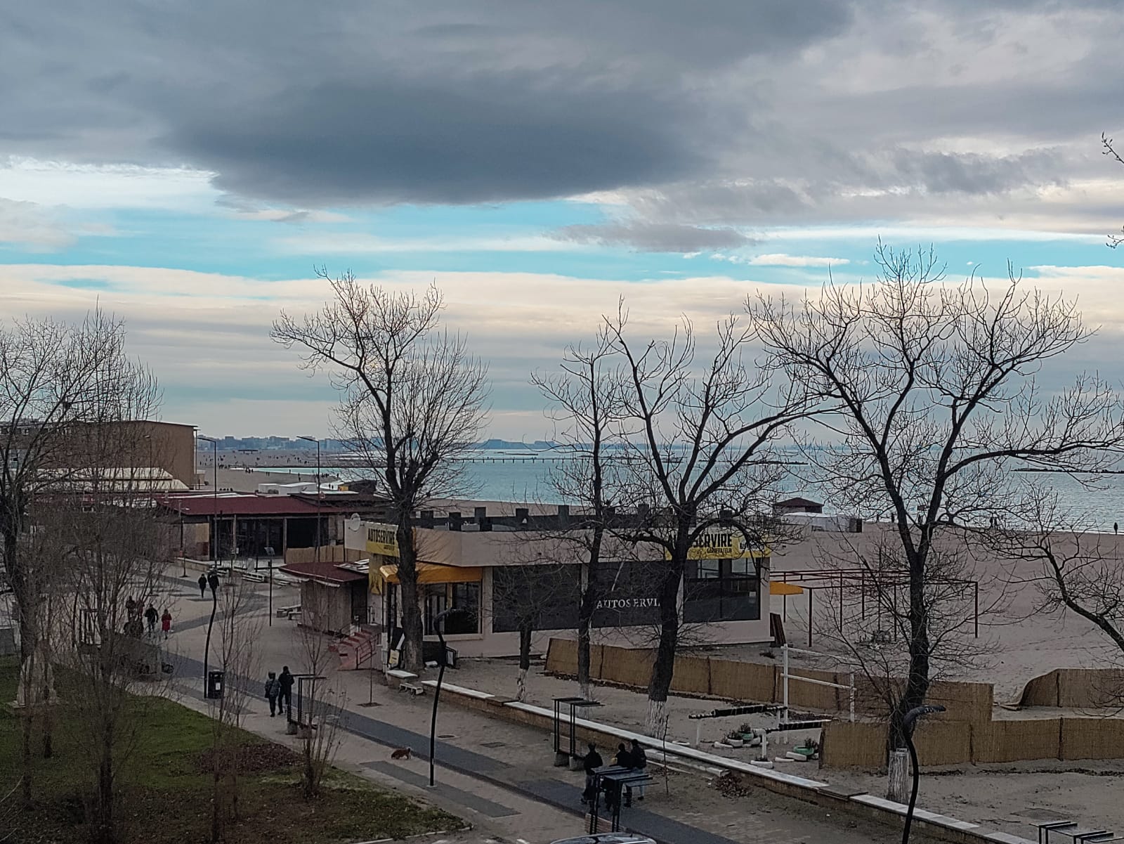 FOTOREPORTAJ. Plaja din Mamaia, asaltată de turiști în prima zi a anului
