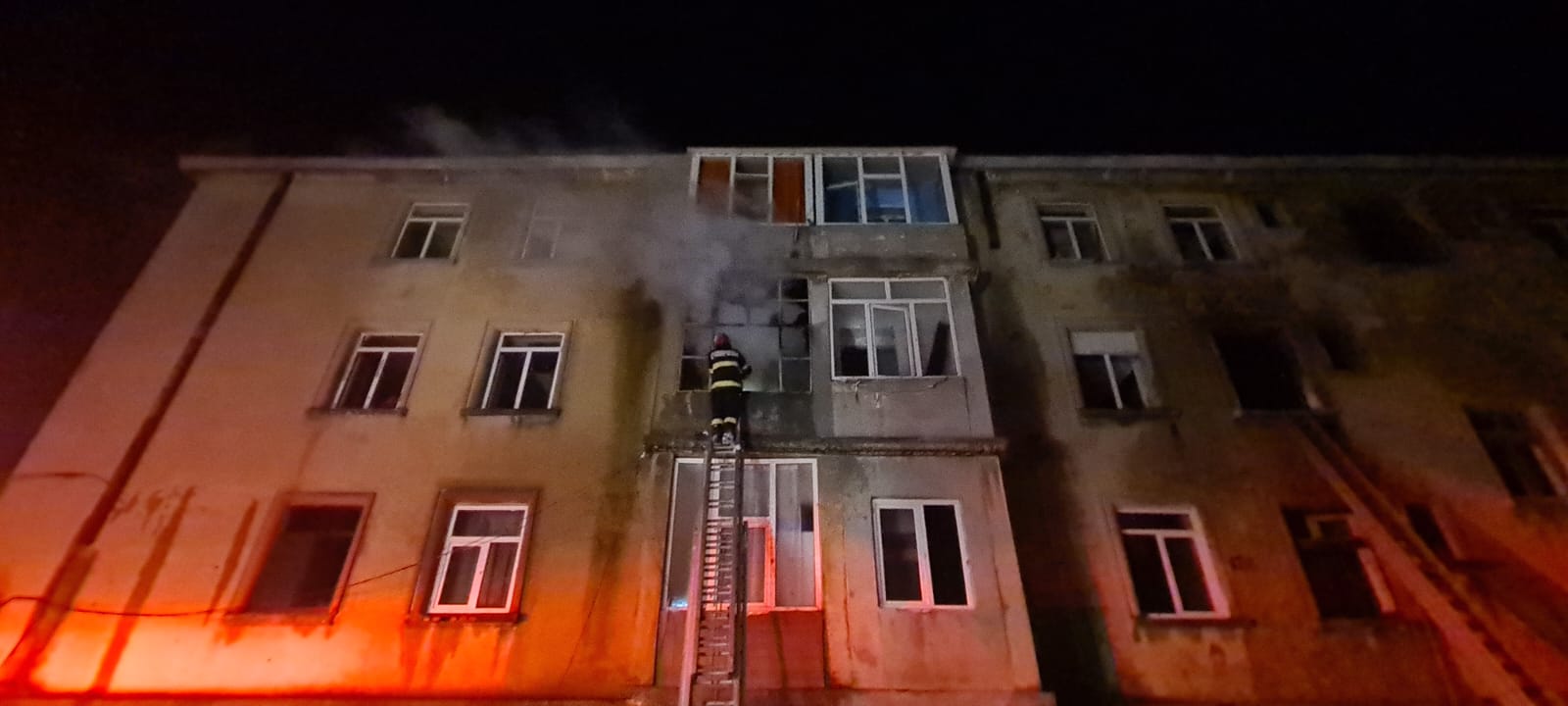 CONSTANŢA: Cinci persoane au ajuns la spital în urma unui incendiu într-un bloc din Medgidia
