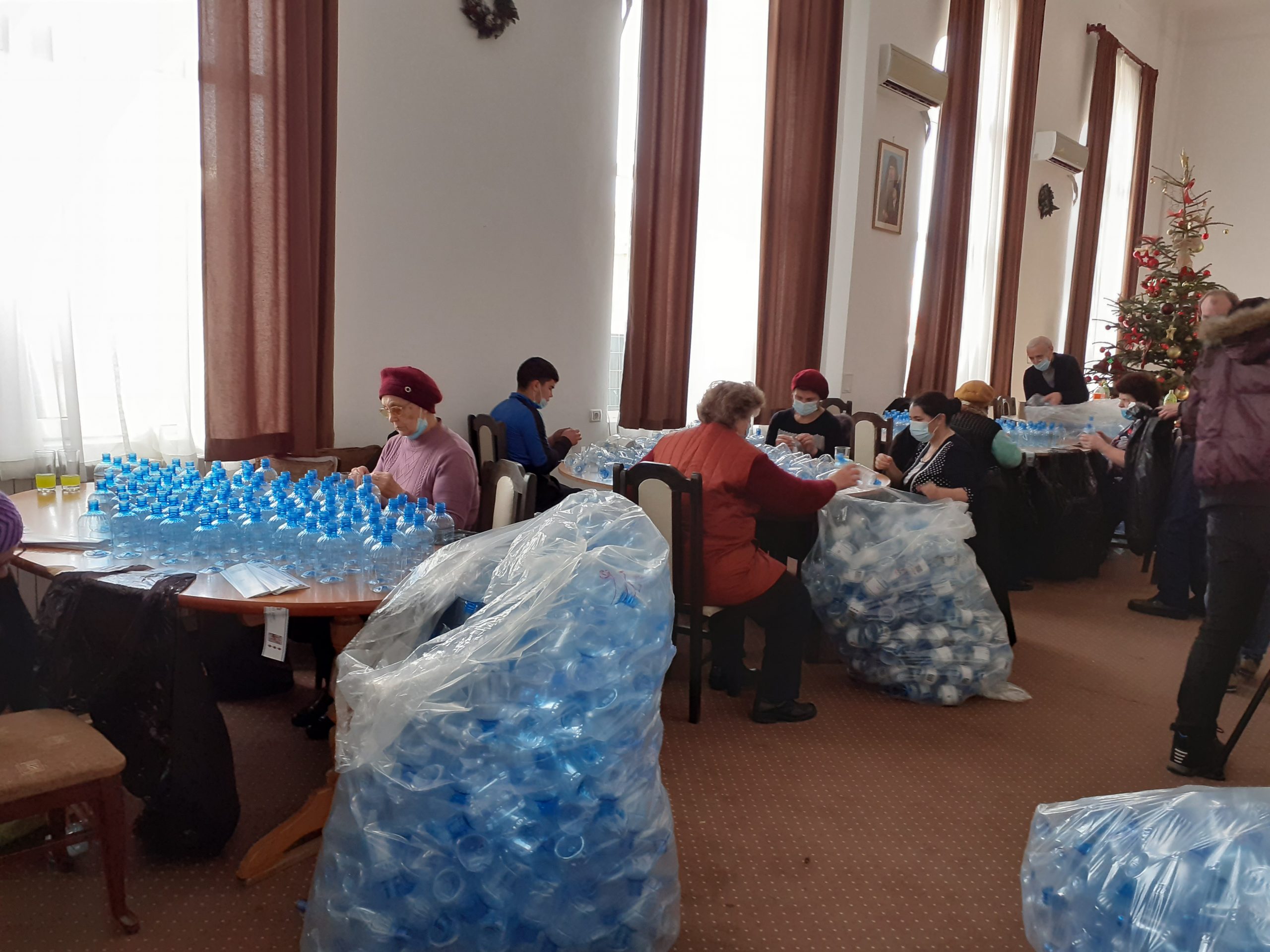 CONSTANŢA: La Palatul Arhiepiscopal se pregătesc sticlele cu apă pentru Bobotează