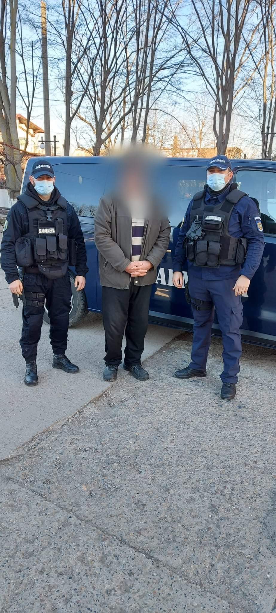 TULCEA: Jandarmii l-au identificat pe bărbatul care făcea gesturi obscene în fața unui liceu