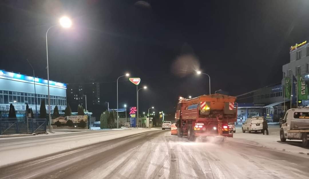 TULCEA/FOTO: În municipiu se circulă cu dificultate din cauza zăpezii
