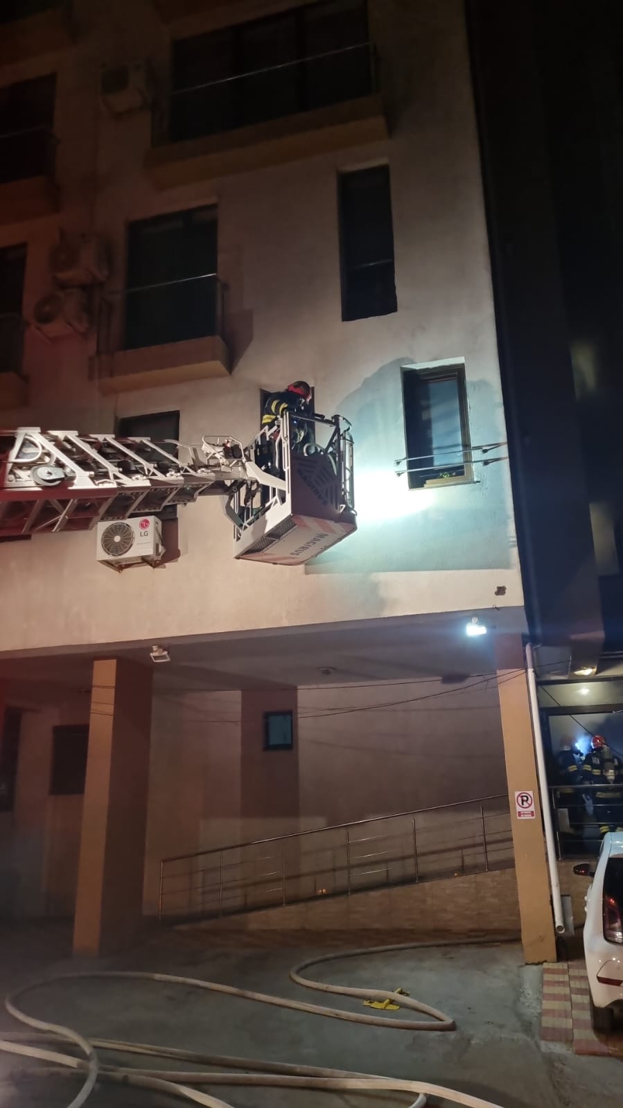 FOTO. INCENDIU puternic la subsolul unui BLOC din zona Campus. Mai multe persoane au fost EVACUATE