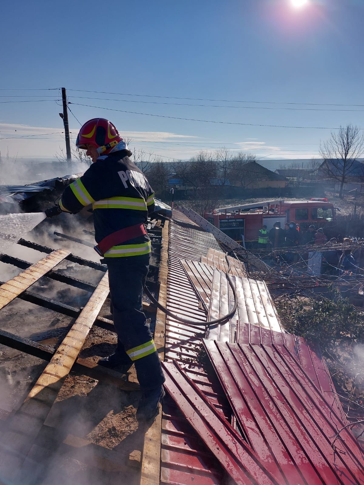 Județul TULCEA/FOTO: Casă cuprinsă de flăcări de la un coș de fum neizolat termic