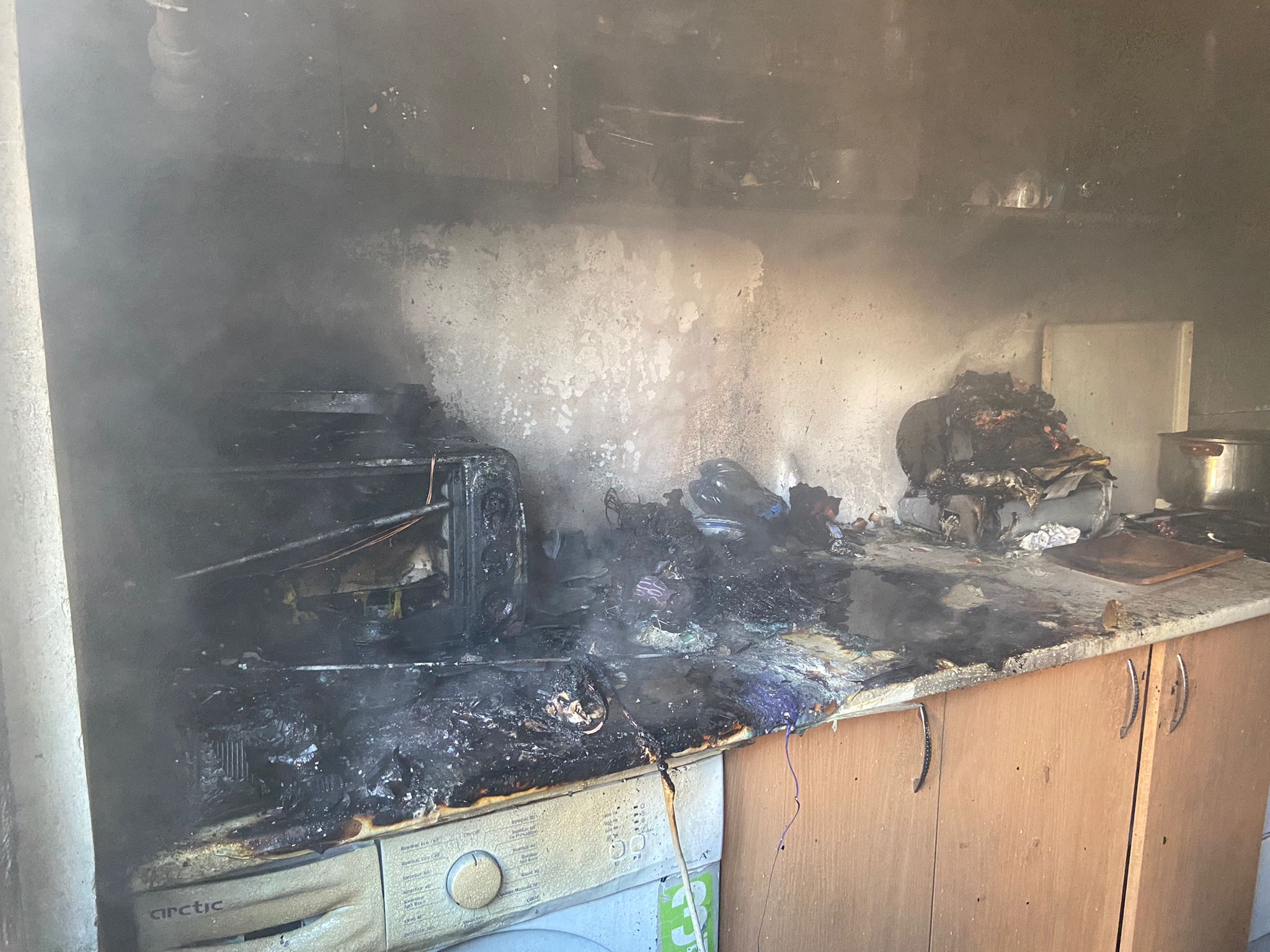 TULCEA/FOTO: Incendiu provocat de o lumânare