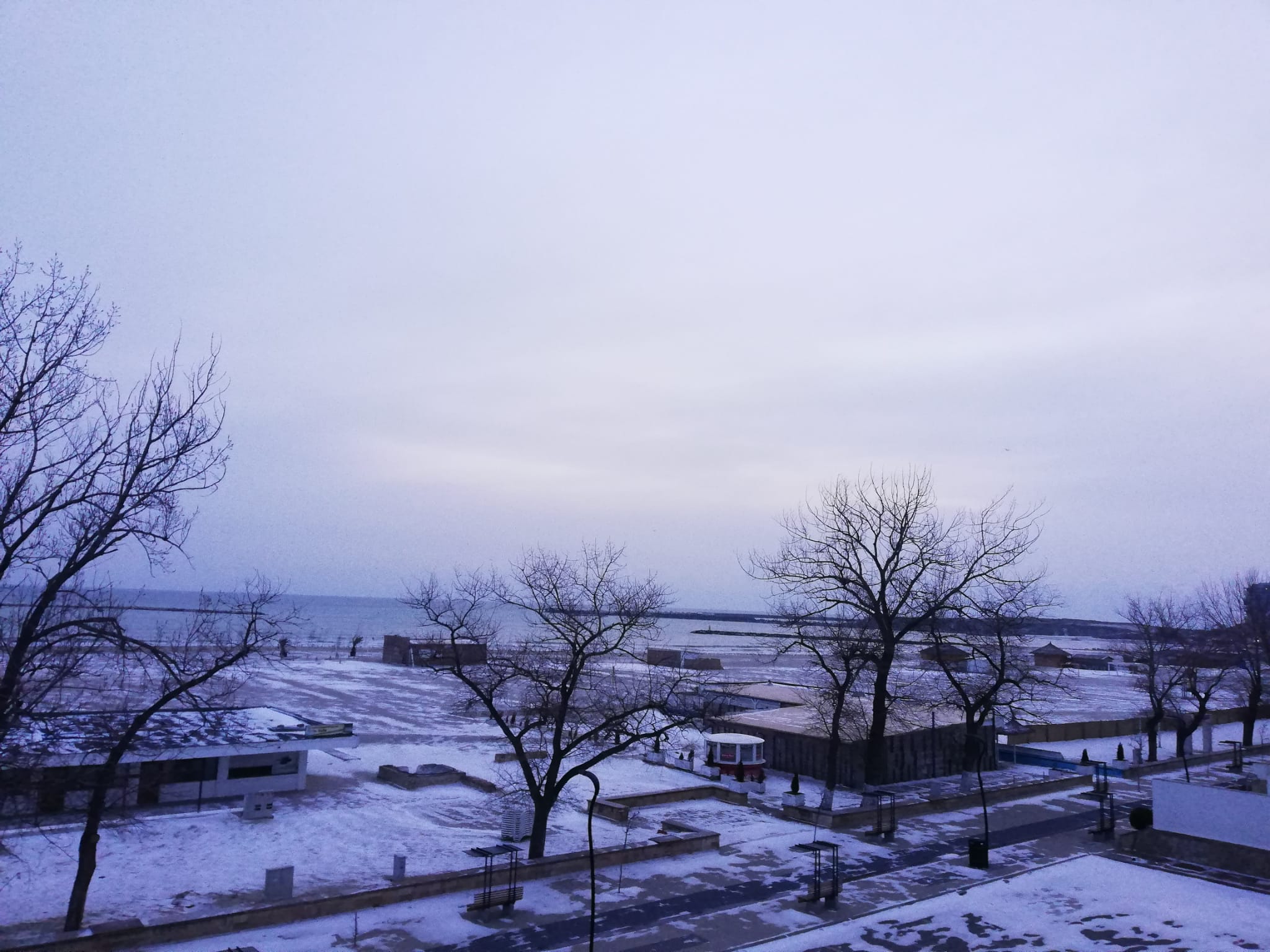 Vreme rece și ninsori slabe în Dobrogea și litoral