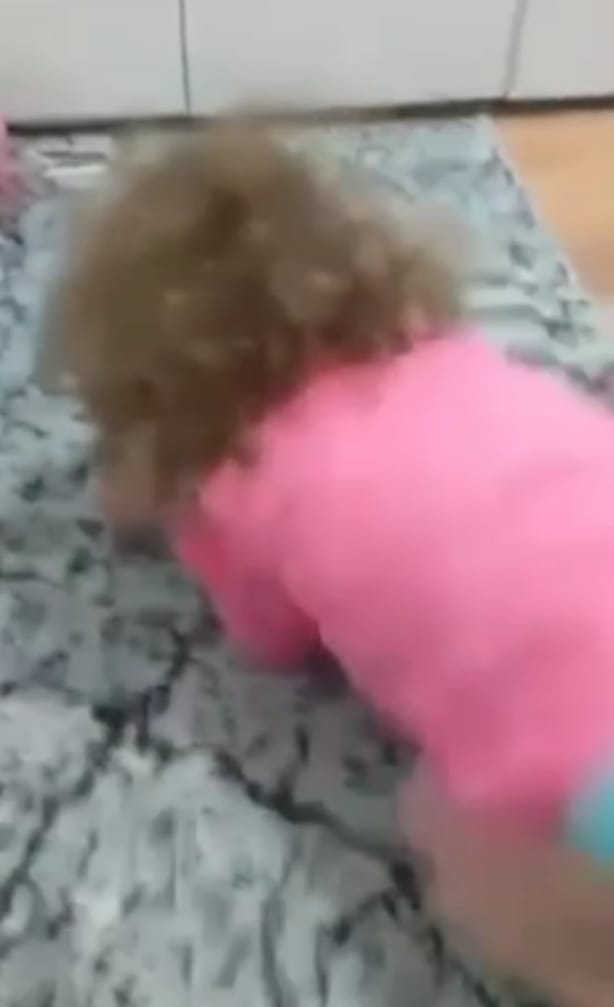 Femeia cercetată de polițiști pentru că își lovea copilul a fost REȚINUTĂ