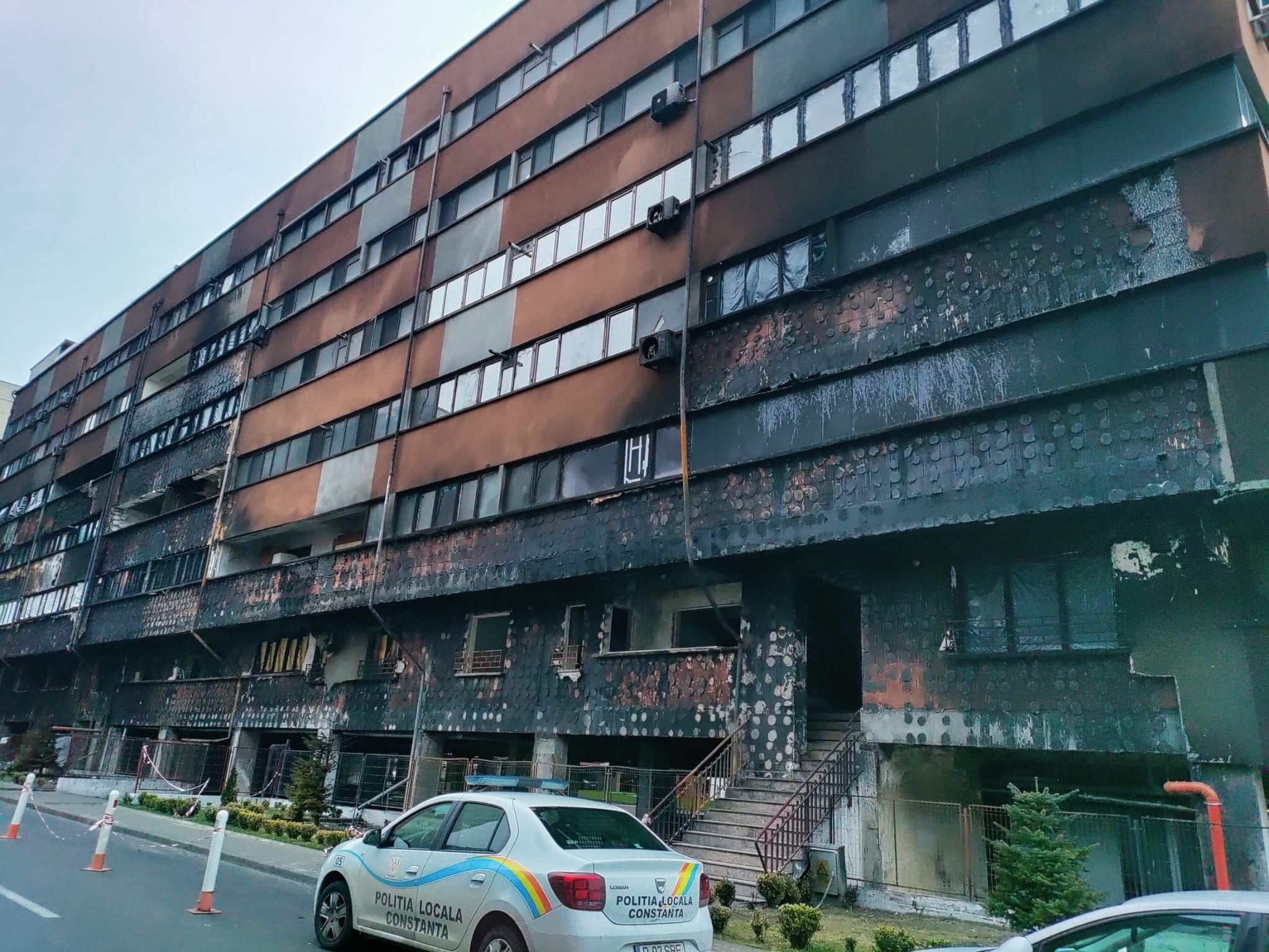 FOTOREPORTAJ. Cum arată blocul de pe strada Nicolae Grindeanu la aproximativ o lună de la incendiul devastator