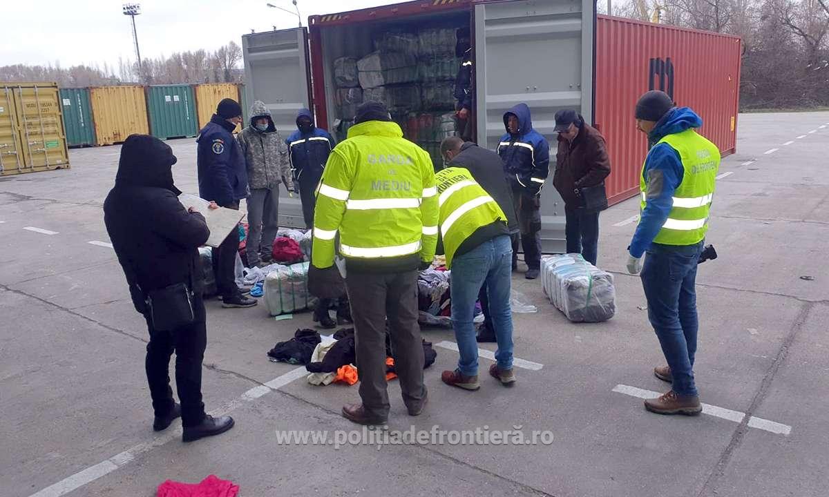 CONSTANŢA: Peste 70 de tone de deşeuri, haine cu un grad avansat de uzură importate din Canada, depistate în portul maritim