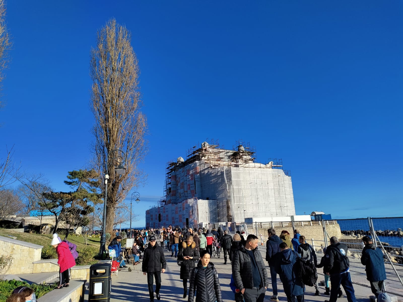 FOTOREPORTAJ. Constănțenii au ieșit la plimbare pe faleza Cazinoului din Constanța