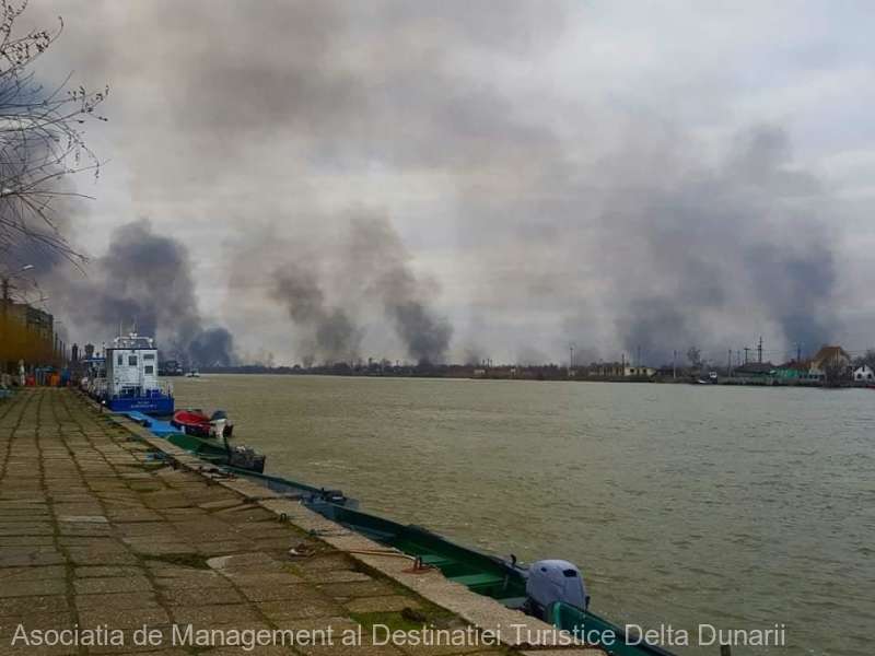 Județul TULCEA: Mai multe zone din apropierea oraşului Sulina au fost incendiate