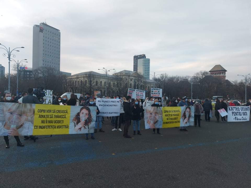Protest în faţa Guvernului! Zeci de pacienți diagnosticați cu fibroză chistică și apropiații lor cer aprobarea de urgență a unui nou medicament