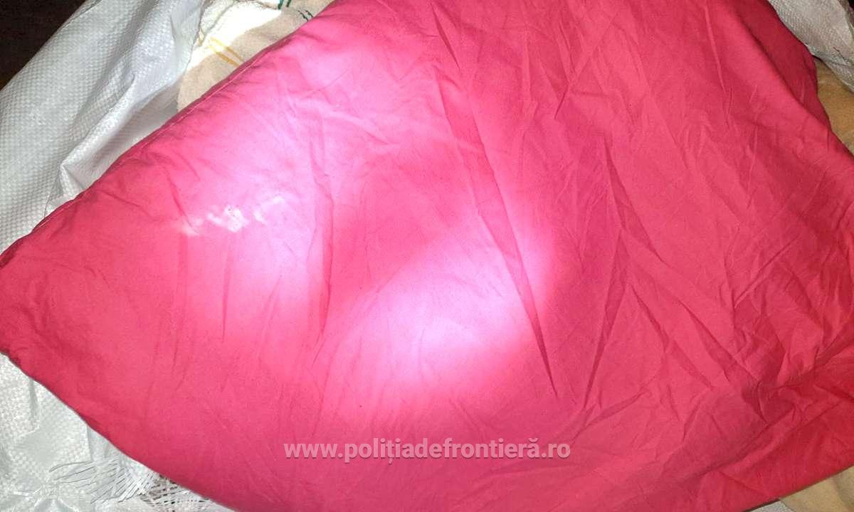 CONSTANŢA: 15 tone de haine şi încălţăminte second hand în stare avansată de degradare, oprite la Vama Veche