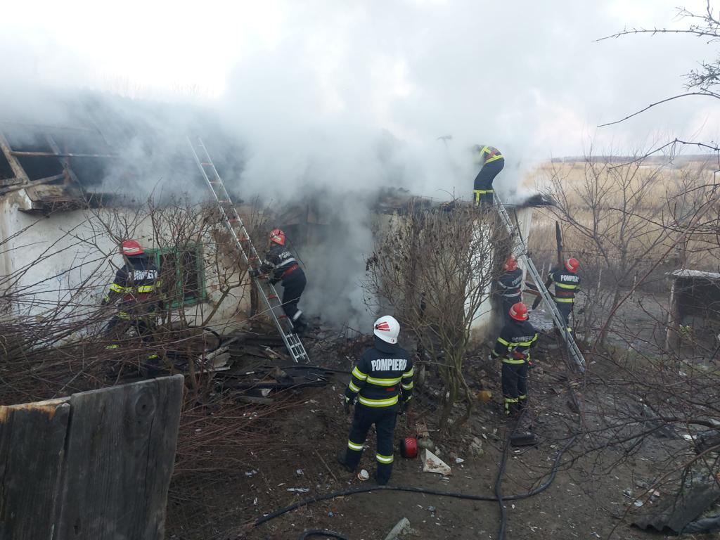 Județul TULCEA/FOTO: Tânăr decedat în incendiul care i-a cuprins locuința