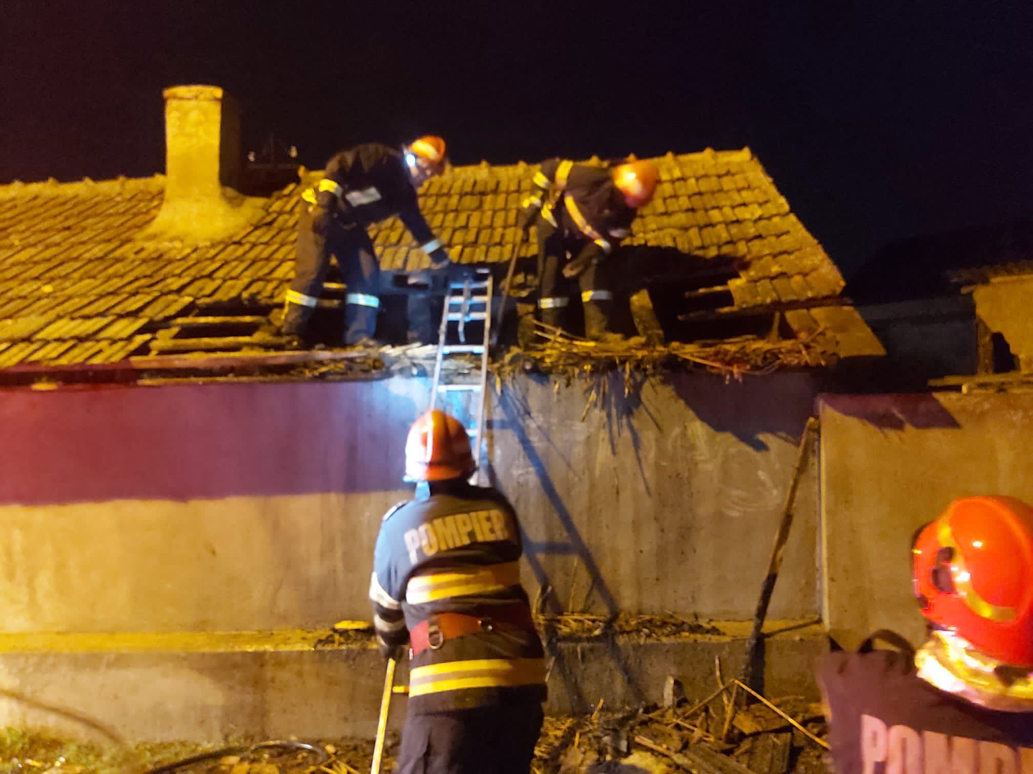 Județul TULCEA: Casă cuprinsă de flăcări. Incendiul a fost provocat intenționat