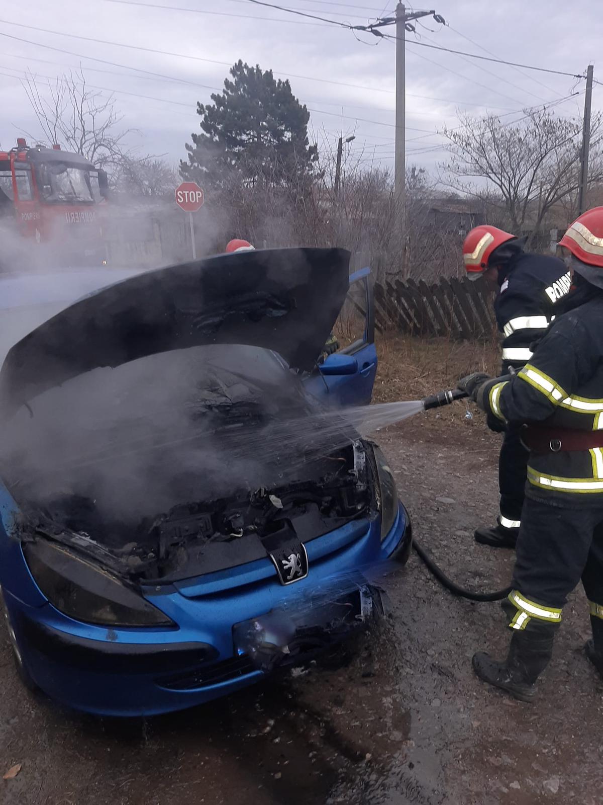 Județul TULCEA/FOTO: Mașină cuprinsă de flăcări în trafic