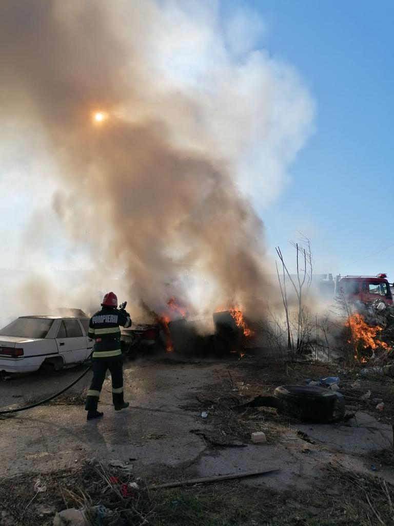 TULCEA/FOTO: Două ambarcațiuni și trei mașini dezmembrate au ars în urma unui incendiu