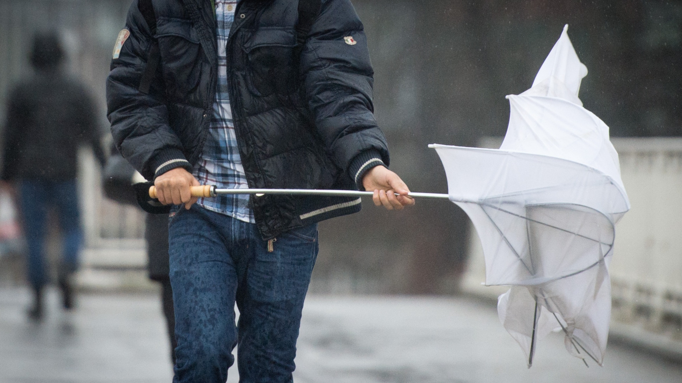 Avertizări meteorologice de precipitații și intensificări ale vântului, în mare parte din țară