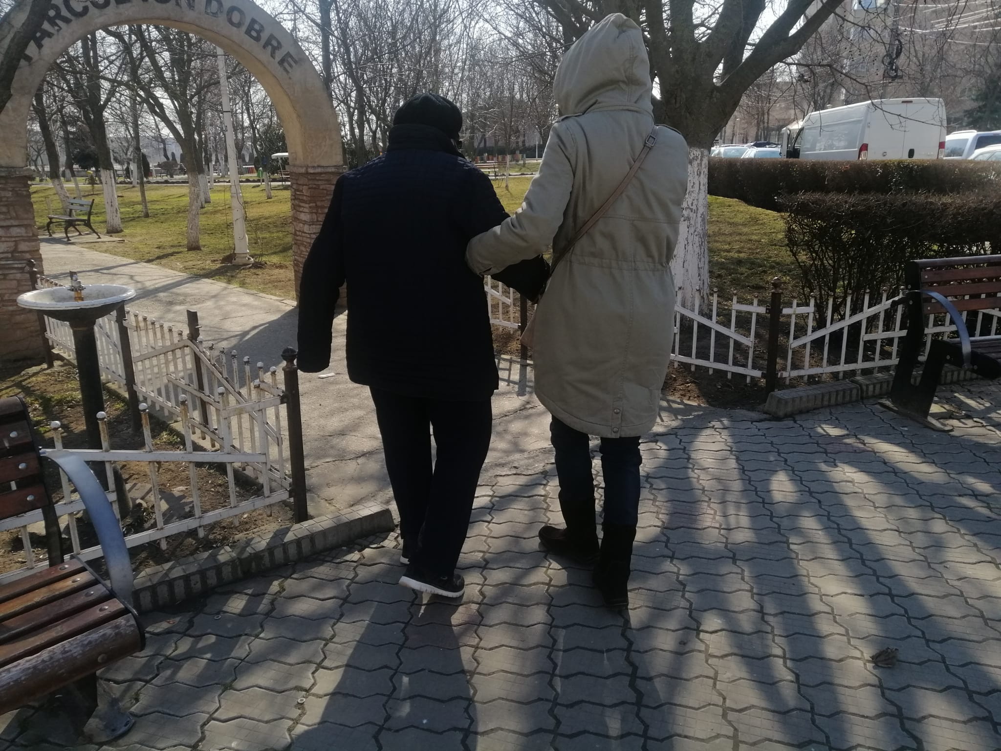Cum au năvodărenii grijă de părinții lor, chiar dacă îi despart mii de kilometri