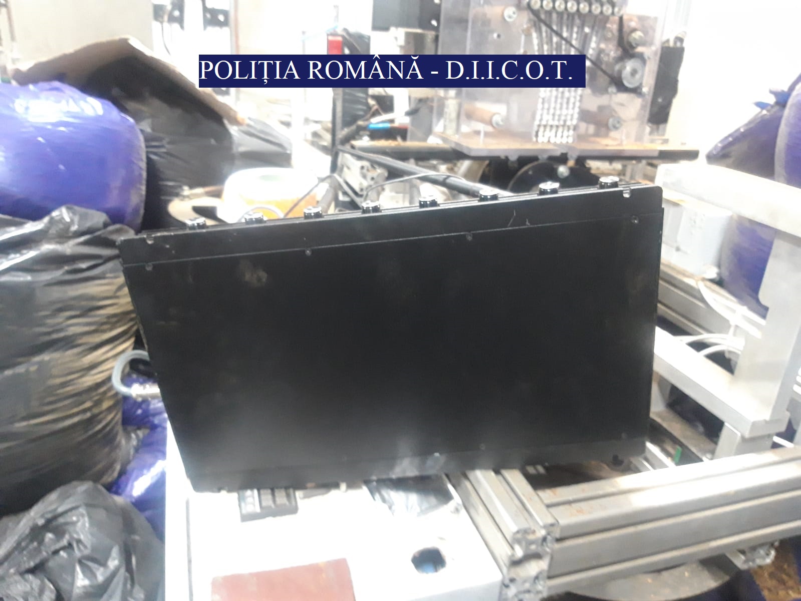CONSTANŢA: Grup infracţional organizat specializat în fabricarea de ţigarete contrafăcute, destructurat de poliţişti