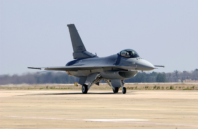 O escadrilă de avioane de vânătoare americane F-16 se mută din Germania în România