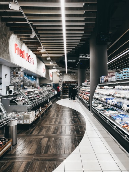 CNSU: Accesul în magazinele alimentare situate în centre comerciale, permis tuturor persoanelor cu respectarea unor condiţii